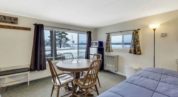 South Arms Retreats (Rainbow Motel) - Web Listing (newer photo)